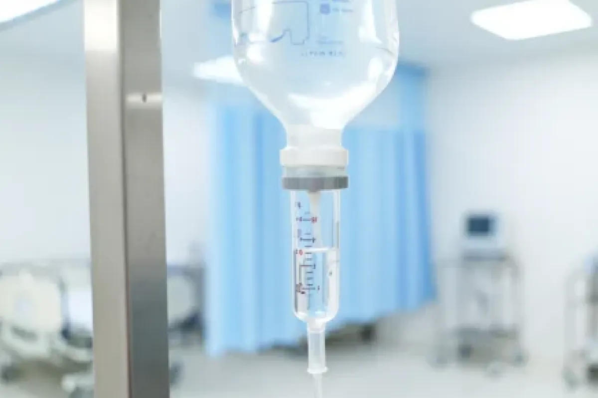 Медицинская капельница в клинике